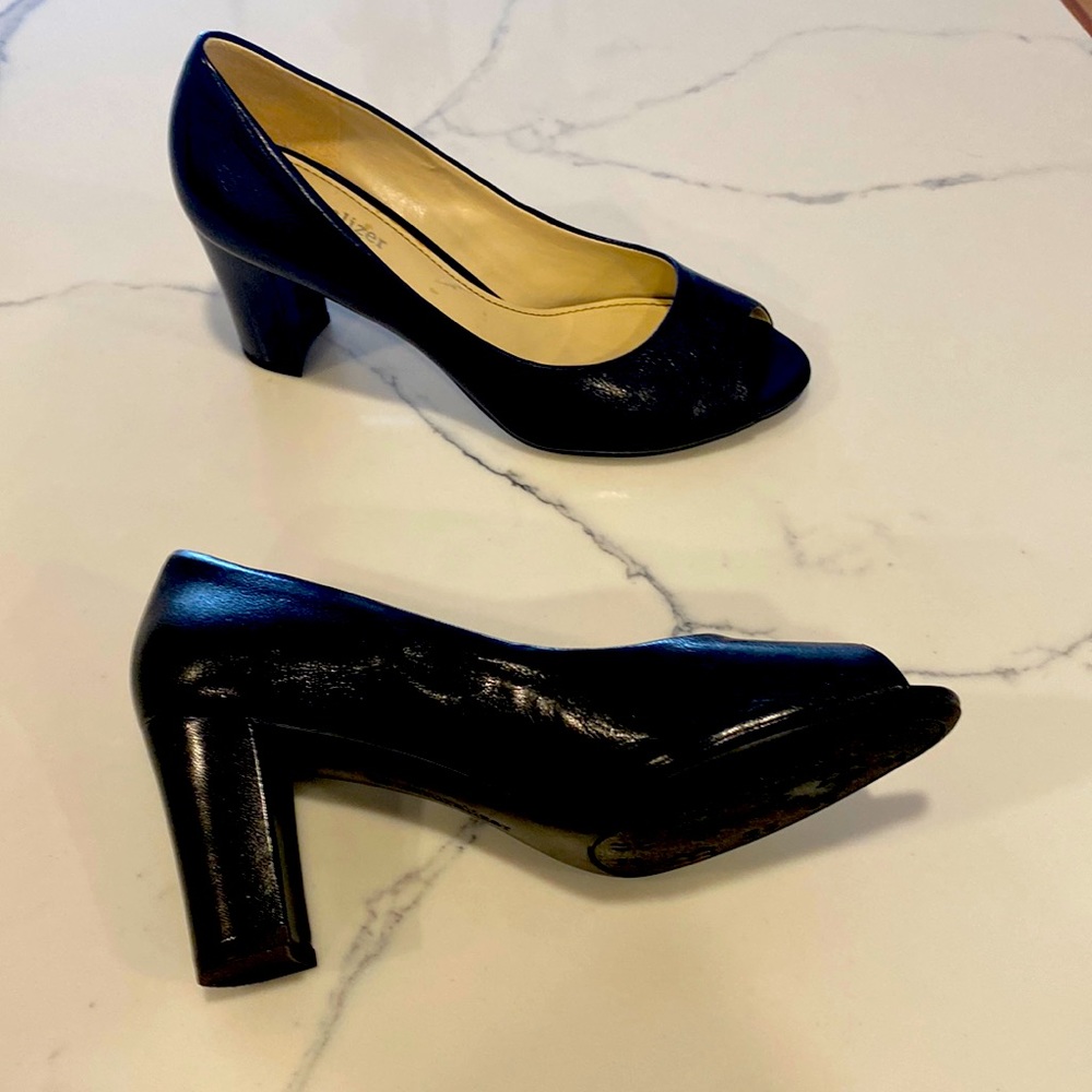Black pumps